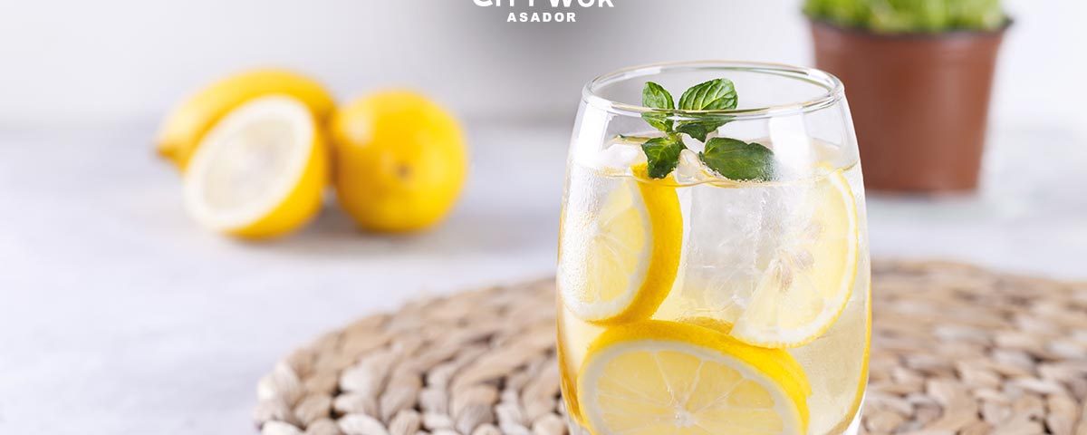 ¿Para qué sirve y para qué no el agua con limón?